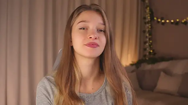 Snapshot of UdelaHathorne chatting on 10.11.25 UdelaHathorne online show from 10.11.25