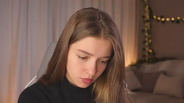 Snapshot of UdelaHathorne chatting on 10.12.25 UdelaHathorne online show from 10.12.25