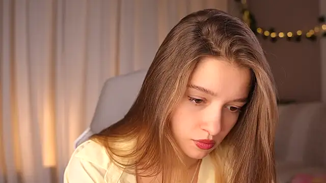 Snapshot of UdelaHathorne chatting on 10.16.25 UdelaHathorne online show from 10.16.25