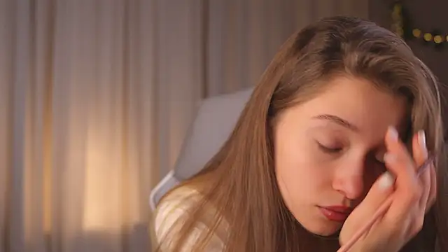 Snapshot of UdelaHathorne chatting on 10.18.25 UdelaHathorne online show from 10.18.25