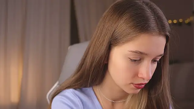 Snapshot of UdelaHathorne chatting on 10.22.25 UdelaHathorne online show from 10.22.25