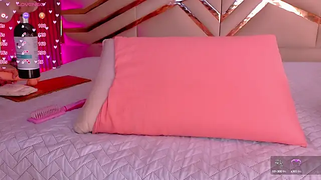 Snapshot of playfulcurvy chatting on 10.03.25 playfulcurvy online show from 10.03.25