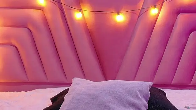 Snapshot of playfulcurvy chatting on 10.05.25 playfulcurvy online show from 10.05.25