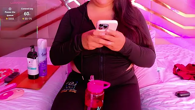 Snapshot of playfulcurvy chatting on 10.28.25 playfulcurvy online show from 10.28.25