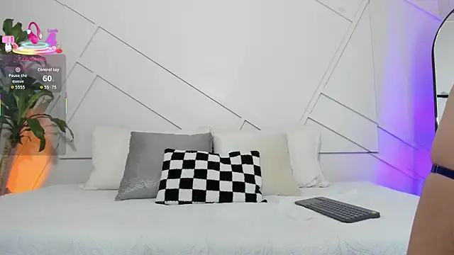 Snapshot of alanarouge chatting on 10.10.25 alanarouge online show from 10.10.25