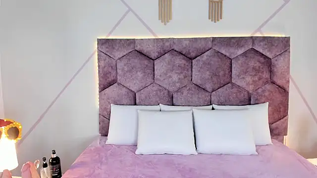 aurora collinss  online show from 10.23.25