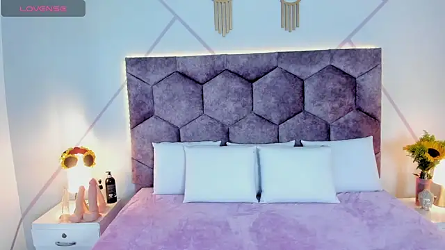 aurora collinss  online show from 10.26.25