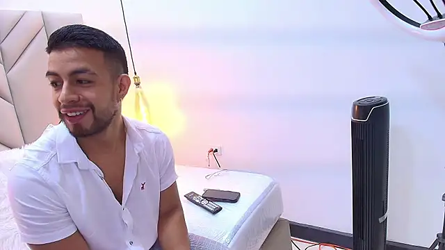 Snapshot of Eithan_Connorr chatting on 03.10.25 Eithan Connorr online show from 03.10.25