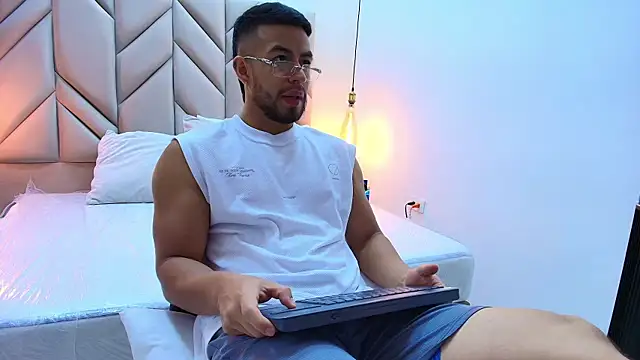 Snapshot of Eithan_Connorr chatting on 03.16.25 Eithan Connorr online show from 03.16.25