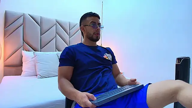 Snapshot of Eithan_Connorr chatting on 03.17.25 Eithan Connorr online show from 03.17.25