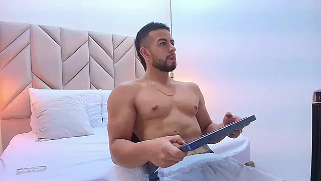 Snapshot of Eithan_Connorr chatting on 03.18.25 Eithan Connorr online show from 03.18.25