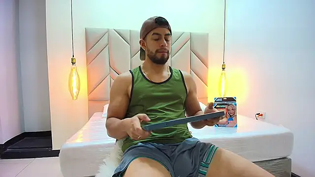 Snapshot of Eithan_Connorr chatting on 03.20.25 Eithan Connorr online show from 03.20.25