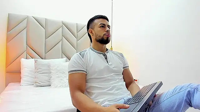 Snapshot of Eithan_Connorr chatting on 03.22.25 Eithan Connorr online show from 03.22.25