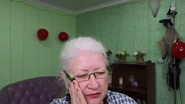 Snapshot of Maya_Mayflower chatting on 03.07.25 Maya Mayflower online show from 03.07.25