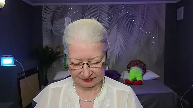 Snapshot of Maya_Mayflower chatting on 03.08.25 Maya Mayflower online show from 03.08.25