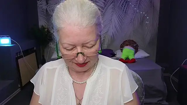 Snapshot of Maya_Mayflower chatting on 03.08.25 Maya Mayflower online show from 03.08.25