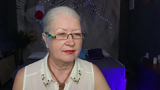 Snapshot of Maya_Mayflower chatting on 03.09.25 Maya Mayflower online show from 03.09.25