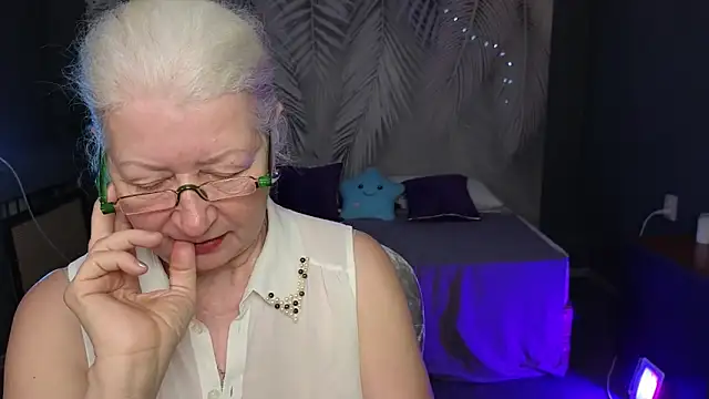 Snapshot of Maya_Mayflower chatting on 03.09.25 Maya Mayflower online show from 03.09.25