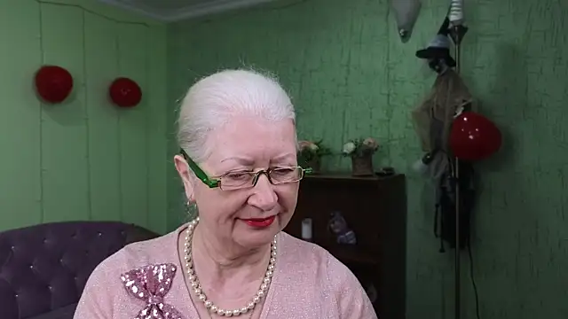 Snapshot of Maya_Mayflower chatting on 03.10.25 Maya Mayflower online show from 03.10.25