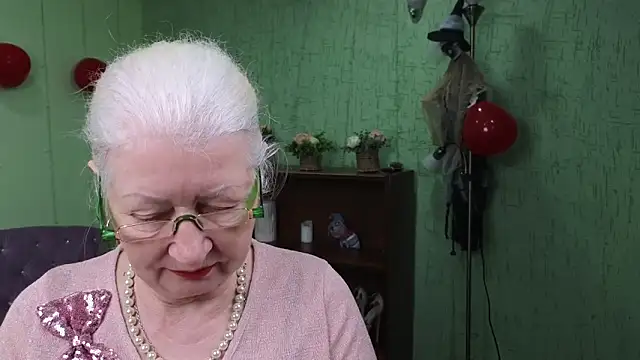 Snapshot of Maya_Mayflower chatting on 03.10.25 Maya Mayflower online show from 03.10.25