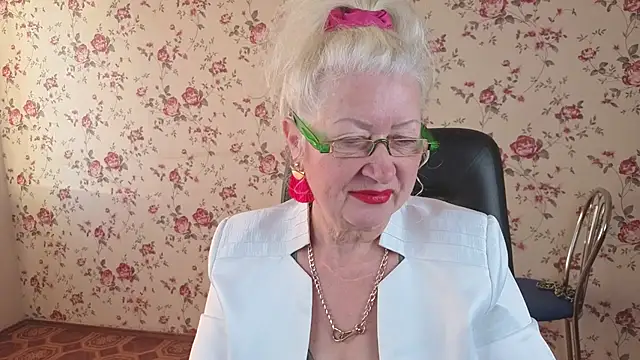 Snapshot of Maya_Mayflower chatting on 10.03.25 Maya Mayflower online show from 10.03.25