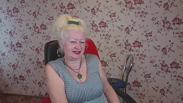 Snapshot of Maya_Mayflower chatting on 10.09.25 Maya Mayflower online show from 10.09.25