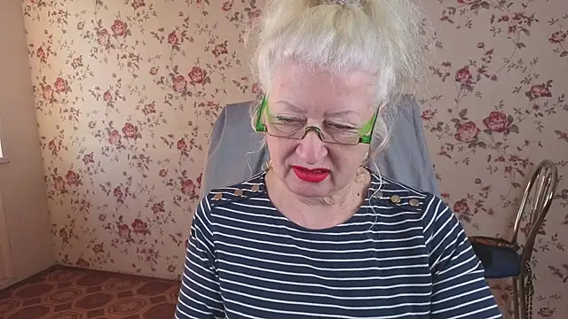 Snapshot of Maya_Mayflower chatting on 10.17.25 Maya Mayflower online show from 10.17.25