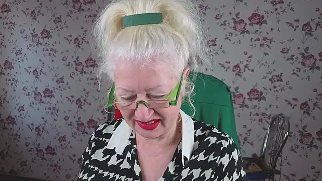 Snapshot of Maya_Mayflower chatting on 10.19.25 Maya Mayflower online show from 10.19.25