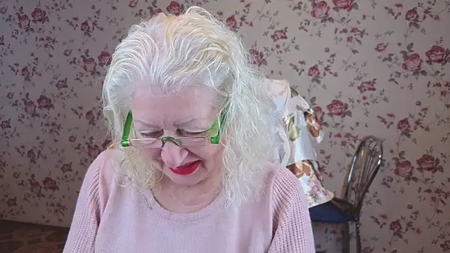 Snapshot of Maya_Mayflower chatting on 10.20.25 Maya Mayflower online show from 10.20.25