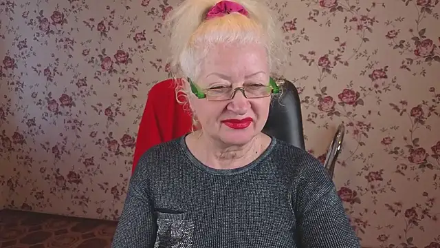 Snapshot of Maya_Mayflower chatting on 10.27.25 Maya Mayflower online show from 10.27.25