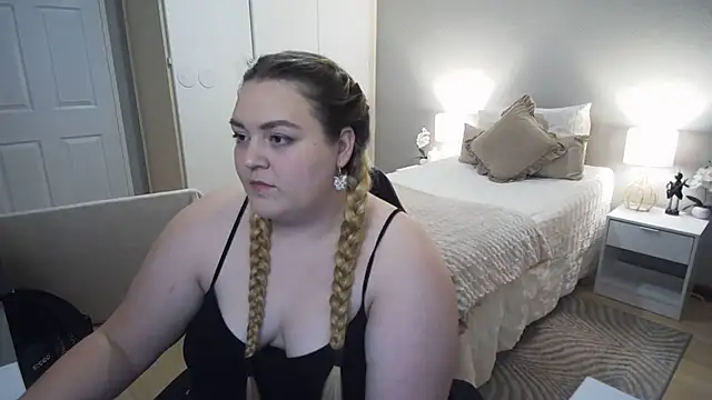 Snapshot of Neytjie chatting on 11.22.25 Neytjie online show from 11.22.25