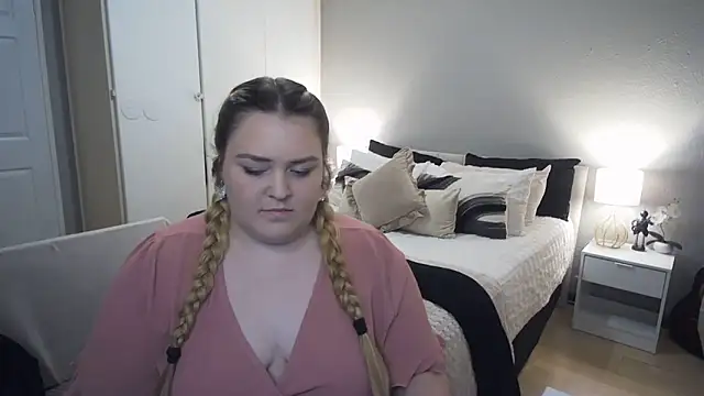 Snapshot of Neytjie chatting on 11.29.25 Neytjie online show from 11.29.25