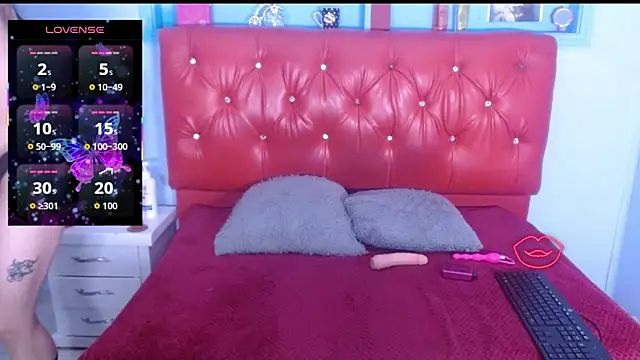 Snapshot of Madyyfox chatting on 09.18.25 Madyyfox online show from 09.18.25