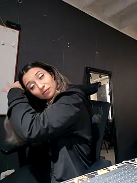 Isabella Varella online show from 10.28.25