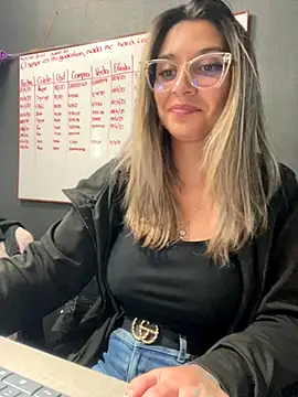 Isabella Varella online show from 11.15.25