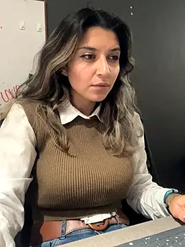 Isabella Varella online show from 11.24.25