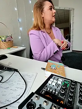 Juicy PeachLux online show from 03.14.25