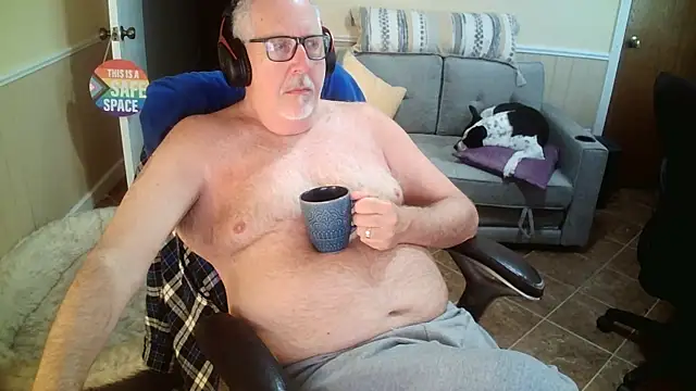 Snapshot of superbearboss chatting on 04.24.26 superbearboss online show from 04.24.26