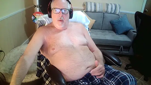 Snapshot of superbearboss chatting on 04.26.26 superbearboss online show from 04.26.26