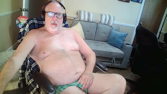 Snapshot of superbearboss chatting on 05.16.26 superbearboss online show from 05.16.26