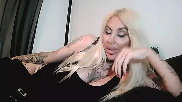 Chloe-Savage online show from 03.19.25