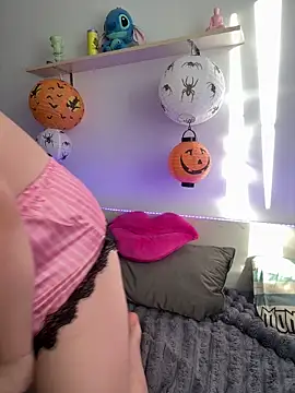 Snapshot of MiraLuccian chatting on 10.15.25 MiraLuccian online show from 10.15.25