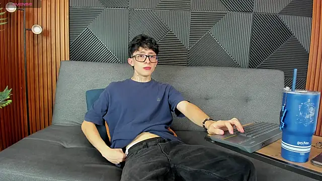 Snapshot of troy_rouge chatting on 03.19.25 troy rouge online show from 03.19.25