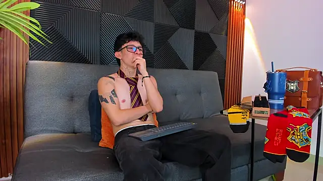Snapshot of troy_rouge chatting on 03.22.25 troy rouge online show from 03.22.25