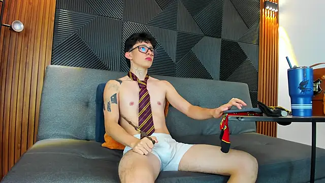 Snapshot of troy_rouge chatting on 03.23.25 troy rouge online show from 03.23.25