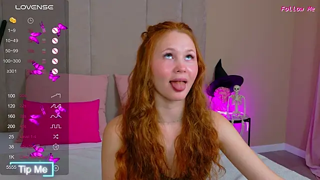 Snapshot of AmeliRoyse chatting on 10.22.25 AmeliRoyse online show from 10.22.25