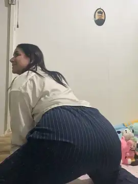 Snapshot of roldanmary chatting on 10.22.25 roldanmary online show from 10.22.25