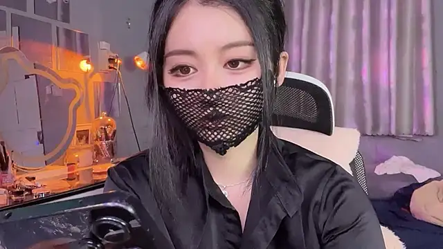 Snapshot of MI_KA22 chatting on 10.04.25 MI KA22 online show from 10.04.25