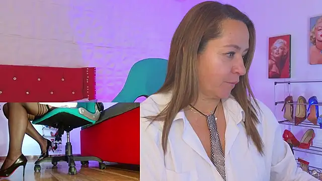 Snapshot of weet_Evans___ chatting on 10.07.25 weet Evans    online show from 10.07.25