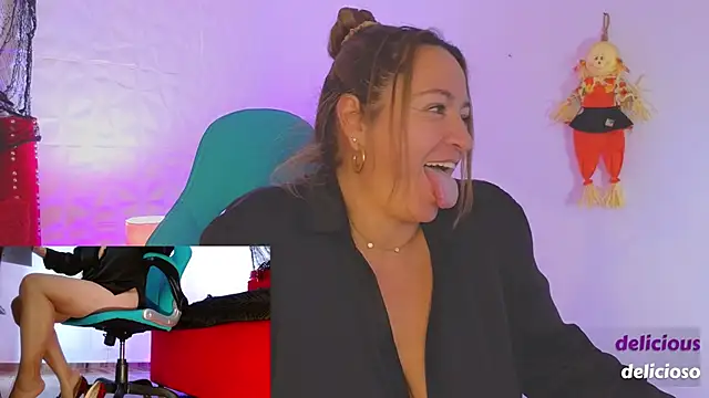 Snapshot of weet_Evans___ chatting on 10.31.25 weet Evans    online show from 10.31.25